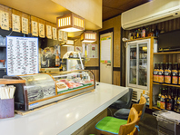 １階のカウンター席。