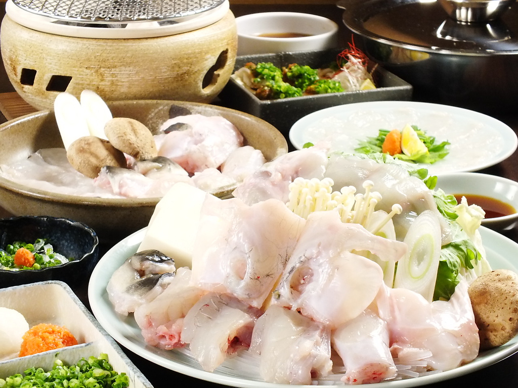 コースで【てっさ】【てっちり】【焼きふぐ】など、さまざまに楽しもう！