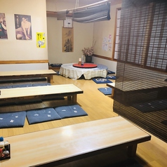 広々としたお座敷席は人数やシーンに合わせて使い方様々。喫煙が可能なお席です。