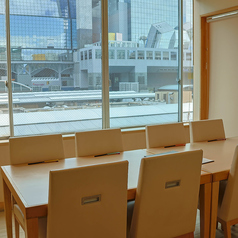 ６～８名様用半個室のテーブル席。広く取られた窓からは京都駅が。