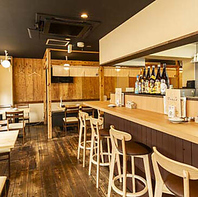 のびのび、広々。木目の優しさ溢れる店内でゆったり時間