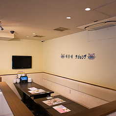 落ち着いた雰囲気のテーブル席もご用意しております。