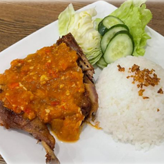 アヒルの素揚げ、サンバルと新鮮な野菜添え、御飯付き 