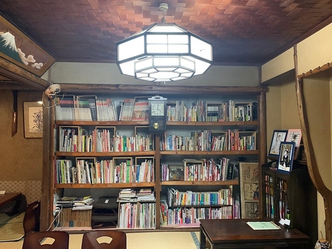 花街の町家カフェ。ほっこりできる空間でたくさんの本に囲まれてのんびり過ごせる。