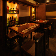 壁際に並ぶ日本酒ボトルが目を引くゆったり広々店内！