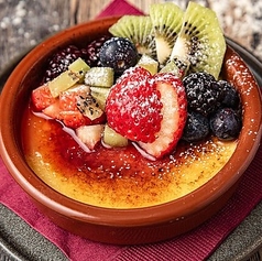 季節のフルーツのせ自家製クレマ・カタラナ