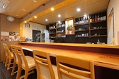 オシャレで落ち着いた雰囲気が漂う店内には、お一人様でもくつろげるカウンター席をはじめ、ゆったりと足を伸ばせる掘りごたつや広々としたお座敷など多彩なお席をご用意。一部のお席には電源も完備しており、快適な時間をお過ごしいただける設備を整えております。