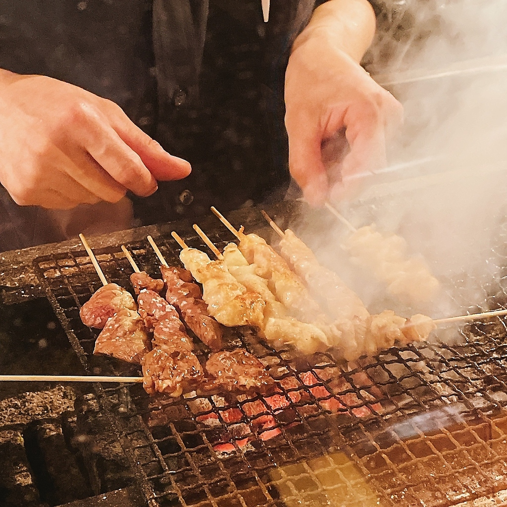 炭炙りで仕上げる串焼きは強めの塩味と炭の香りでお酒が止まりません.♪