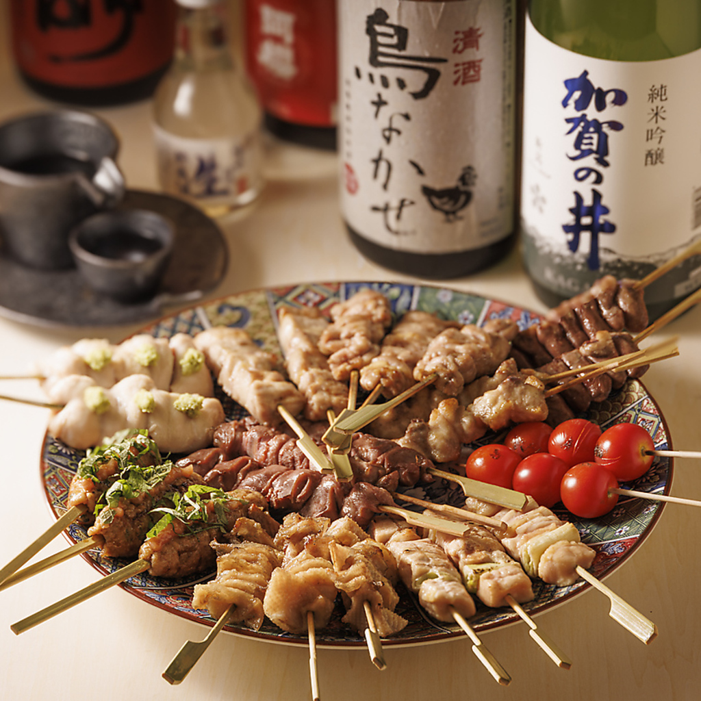 鶏料理専門居酒屋として秘伝の技で丁寧に焼き上げる焼き鳥が自慢。