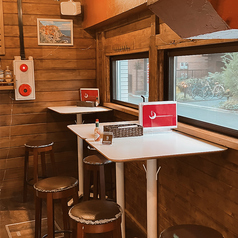 窓際のお席も人気です。