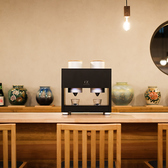 高山ではここだけ。アルコールをお召し上がりにならない方にも楽しんでいただけるように、抹茶のエスプレッソマシンを導入しました。抹茶の茶葉が煎じられるところを目の前で見ることができます。国産のオーガニックリーフで作られた抹茶ラテは格別です。