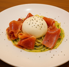ブラータチーズと生ハムのジェノベーゼパスタ