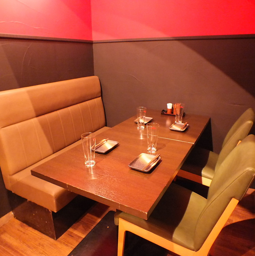 少人数でも気兼ねなくご利用いただけるお席をご用意しておりますので、お気軽にお立ち寄りください。