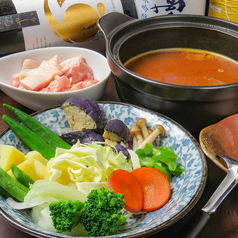 【なべ吉名物】≪10種類の野菜と鶏もものカレー鍋≫の写真