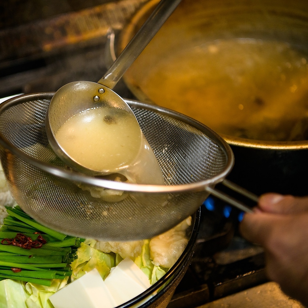 こだわりの和牛博多もつ鍋と玄界灘の遊漁料理の専門店です。出汁は牛コツと黄金出汁の合わせ出汁です