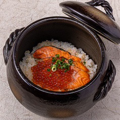 ★NEW★贅沢具材がのった土鍋ごはんが登場♪鮭いくらなど絶対食べてほしい逸品です♪の写真