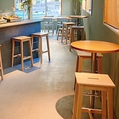 2名様で向かい合う、オシャレなテーブル席。今夜はお料理・おつまみをシェアしながら、お好きなドリンクで乾杯♪