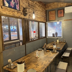 バールならではの、賑わいが楽しいテーブル席