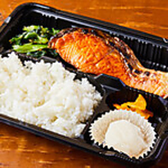 炭火で豪快に焼き上げた干物やお肉や旬の素材は格別！