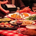 窯焼きの香ばしさ広がる本格洋食と、ソムリエが厳選したワインのマリアージュ。