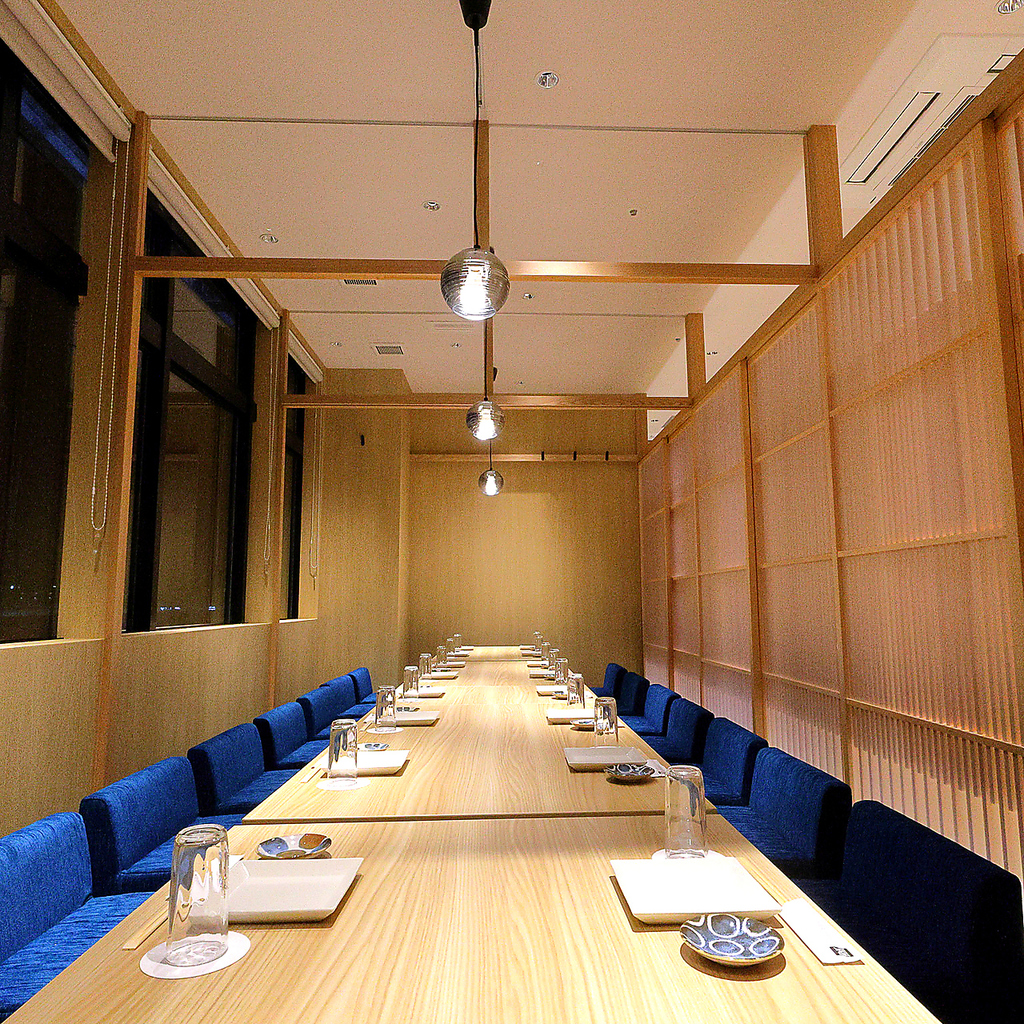 店内はシーンに合わせて使える完全個室のお席をご用意させて頂いております。