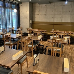 【テーブル席：2名様×9卓】落ち着いた色調と洗練されたデザインのテーブル席は、2名様にぴったりの親密な空間。美味しい料理を囲んで、特別なひとときをお楽しみください。心地よい会話が生まれる、温かみのある雰囲気が魅力です。お二人の距離がさらに近くなる特別な場所です。ご来店お待ちしてます！