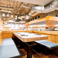 【掘りごたつでゆったり宴会】階段を上るとプライベートなロフト席♪TV・DVDもあり人気のお席となっております。オフ会など仲間たちと親睦を深めるのにも打ってつけです！会が盛り上がるような料理やドリンクを準備して、皆さまのご来店をお待ちしております！