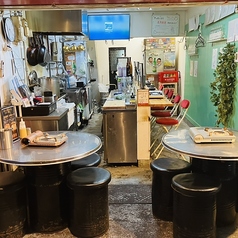 韓国屋台風のカジュアルな雰囲気で、仲間とワイワイ楽しめる空間。テーブル席は広々としていて、グループ利用にもぴったり。