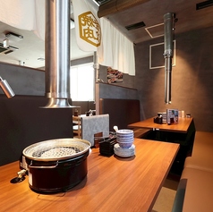 木の質感が心地よい広々としたソファータイプのテーブル席をご用意。友人との飲み会や最大6名様までのお集まりに最適なお席です。清潔感のある空間で、自慢の釜炊きご飯と焼肉を囲みながら、ゆったりとお喋りを愉しめます♪ 少人数での贅沢なテーブル利用も大歓迎ですので、様々なシーンに合わせてお気軽にご利用ください◎