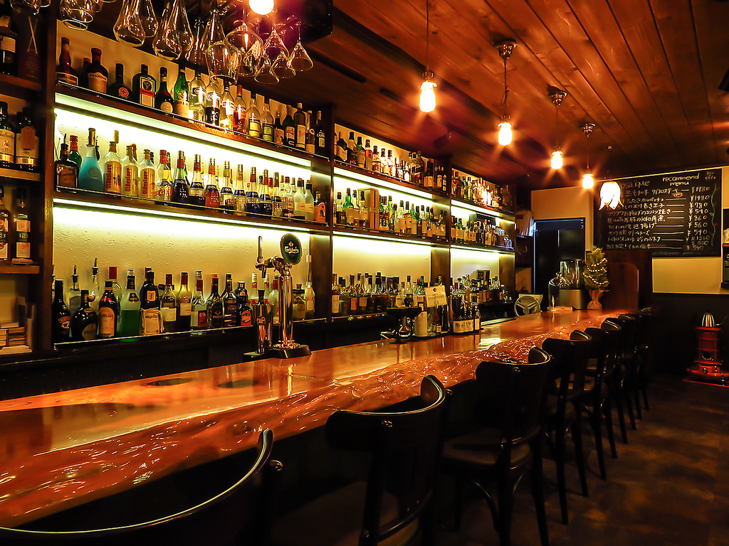 カクテルはもちろん、ウィスキーやスコッチも厳選した豊富なメニューの中からお選びいただけます。