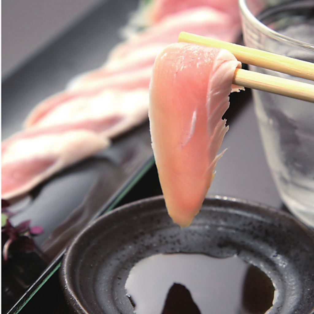 さっと湯通しした鳥刺しを九州の醤油で