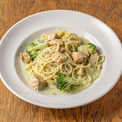 サーモンとブロッコリーのバジルクリームソース