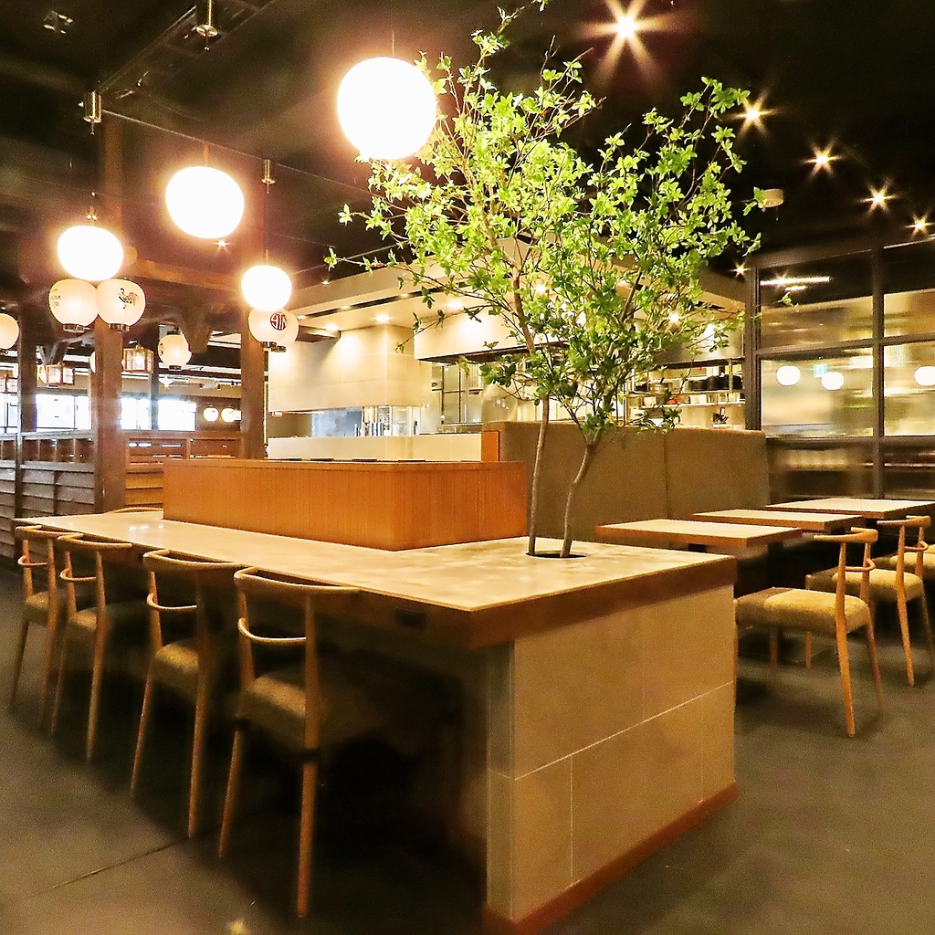 店内はモダンな雰囲気でデートなどにも最適♪