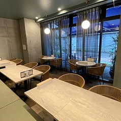 【テーブル席：4名様×5卓】家族や友人との食事に最適な4名様用テーブル席は、ナチュラルな木の温もりとスタイリッシュなデザインが調和し、リラックスできるスペースです。ゆったりとしたレイアウトで、料理をシェアしながら楽しい時間を過ごせます♪素敵な思い出を作る場所として、ぜひご利用ください！