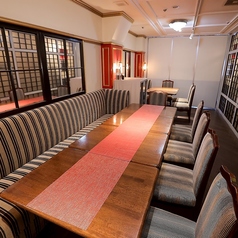 【小宴会場】最大12名着席可能です。宴会場の真ん中に位置するお部屋で、大宴会場中宴会場のどちらにもお部屋をつなげることができます。【中宴会場】の隣が【小宴会場】、その隣が【大宴会場】となっております。人数に合わせて完全個室を作れるのが当店の魅力です。