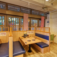 全席ソファー席のゆったりと過ごせる広々テーブルが魅力のしゃぶしゃぶ食べ放題店。ひとりでもグループでも、周りを気にせずくつろげる空間で、好きなペースでお肉と野菜を心ゆくまで堪能できます。落ち着いた雰囲気の中、ゆったり楽しめる贅沢な時間を提供します。