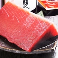 【鮮魚】三崎漁港直送のマグロ中トロ☆お刺身でお召し上がりください！！圧倒的パフォーマンス♪当店の鮪は、神奈川県は三崎行港から名産の1本買いマグロを使用しています。その日のうちに当店に納品され新鮮なままお客様へのもとへとお運びいたします♪