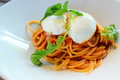 料理メニュー写真 ブッラータチーズのトマトソース　スパゲットーニ