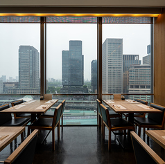 丸の内の景色を一望できる窓側席。大変人気のお席なのでお早めのご予約をお願いします。