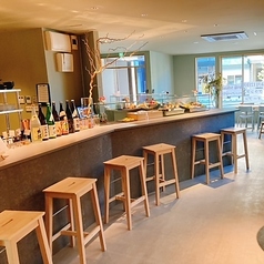 お一人様でのご来店も大歓迎！お仕事終わりのサク飲み・休日の晩酌に最適なカウンター席を多数完備しております。