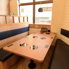 広々としたテーブルとソファ席が魅力の店内は、周りを気にせずくつろげるため、友人との食事はもちろん、ひとり時間にもぴったりです。ゆとりある席で味わうしゃぶしゃぶは、より一層おいしく感じられる心地よさがあります。