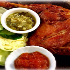 アヒルの素揚げ、サンバルと新鮮な野菜添え、御飯付き