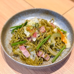 八丈島名産の明日葉、島唐辛子を使用した八丈島焼きそば