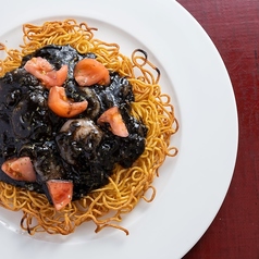 ◎タントおたべ　イカスミの海老チリ炒麺