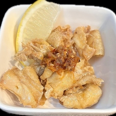 パリパリ鶏皮ラー油のせ