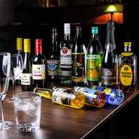 グラスの中身は、お酒でもコーヒーでも。