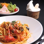 メインが選べるランチセットはサラダ・ドリンク・ジェラートまでついてくる♪