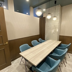 【個室:6名様×1卓】落ち着いた雰囲気の個室は、特別なディナーや大切な集まりに最適な空間。上質なインテリアが心を和ませ、ゆったりとした時間を演出します。ここで大切な人と特別なひとときを過ごし、思い出に残る瞬間をお楽しみください。プライベート感満載の隠れ家的スペースをぜひご利用ください!