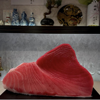 独自のルートでその時期旬の極上ネタを仕入れております