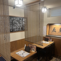 落ち着いた雰囲気の中で、料理を味わうことができます。友人や家族と心温まる時間をお過ごしください。